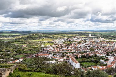 Portekiz 'deki Elvas' a tipik Portekiz binaları ve kaldırım taşı caddeleriyle bakın. Şehir manzarası