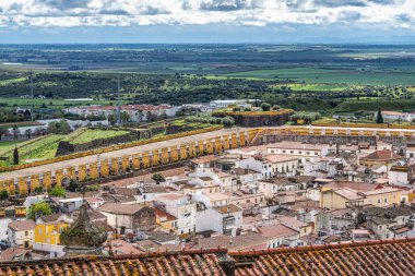 Portekiz 'deki Elvas' a tipik Portekiz binaları ve kaldırım taşı caddeleriyle bakın. Şehir manzarası