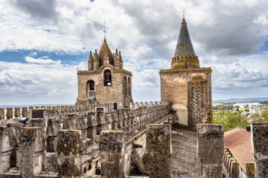 Gotik kubbe ve Evora 'daki Nossa Senhora da Assuncao Katedrali' nin çatıları. Unesco 'dan Dünya Mirası Şehri. Alentejo Bölgesi, Portekiz.