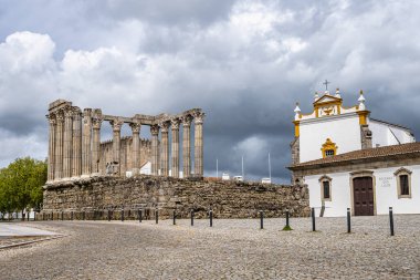 Evora, Alentejo, Portekiz 'deki Roma tapınağının kalıntıları. Diana Tapınağı, İber Yarımadası 'ndaki en iyi korunmuş Roma tapınaklarından biri ve UNESCO Dünya Mirası sahası.