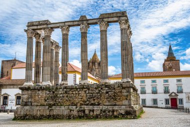 Evora, Alentejo, Portekiz 'deki Roma tapınağının kalıntıları. Diana Tapınağı, İber Yarımadası 'ndaki en iyi korunmuş Roma tapınaklarından biri ve UNESCO Dünya Mirası sahası.