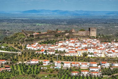 Castelo de Vide çatılarının manzarası dışarıdan görülüyor. Alto Alentejo 'da Castelo de Vide, Portekiz, Avrupa