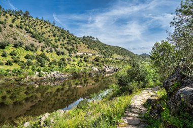 Amieira, Portekiz ve Avrupa 'daki Barca da Amieira yürüyüş yolları boyunca yürüyorum.