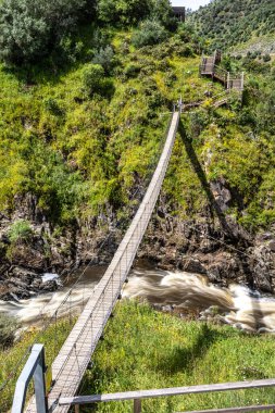 Portekiz 'de Amieira do Tejo' daki Barca da Amieira geçidinde yaya köprüsünün askıya alınması.