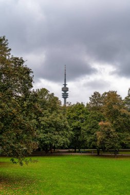 Münih, Almanya. Olimpiyatlar toplam 291 metre yüksekliğe ve 52.500 ton ağırlığa sahiptir. 190 m yüksekliğinde bir gözlem platformunun yanı sıra küçük bir rock and roll müzesi bulunuyor..