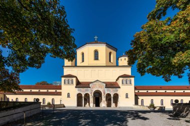 Kuzey Mezarlığı, Nordfriedhof 'un sonbahar manzarası, 34.000 mezar alanı ile, Almanya' nın Bavyera, Münih 'teki en büyük mezarlıklardan biridir..