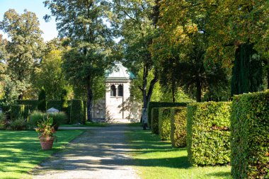 Kuzey Mezarlığı, Nordfriedhof 'un sonbahar manzarası, 34.000 mezar alanı ile, Almanya' nın Bavyera, Münih 'teki en büyük mezarlıklardan biridir..