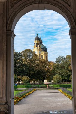 St. Cajetan Tiyatro Kilisesi 'nin sonbahar manzarası - Münih' teki bir Katolik kilisesi olan Theatinerkirche St. Kajetan, seçmen Ferdinand Maria ve eşi Savoy 'lu Henriette Adelaide tarafından kuruldu..