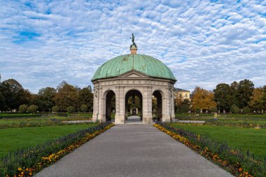 Dianatempel ile Münih 'te Hofgarten Park' ın sonbahar manzarası. Diana Pavyonu ve Münih ve Odeonsplatz 'ın bitişiğindeki Hofgarten arazisi..