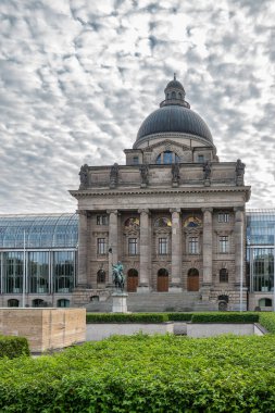 Bavyera 'nın başkentinde savaş anıtı bulunan ünlü devlet başkanlığı - Staatskanzlei.