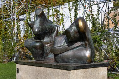 Almanya 'nın Bavyera kentindeki Pinakotheken Müzesi' ndeki heykel parkı.