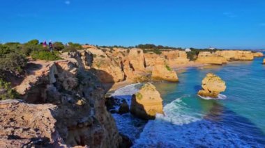Praia da Marinha Sahili, Yedi Asılı Vadi Yolu 'ndaki kayalıkların ve kayalıkların arasında Percurso dos Sete Vales Suspensos. Algarve, Portekiz