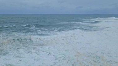 Praia do Norte 'deki deniz fenerinin yanında büyük dalgalar, Portekiz' deki Nazare