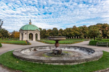 Münih, Almanya - 14 Ekim 2024: Dianatempel ile Hofgarten Park 'ın sonbahar manzarası. Diana Pavyonu ve Münih ve Odeonsplatz 'ın bitişiğindeki Hofgarten arazisi..