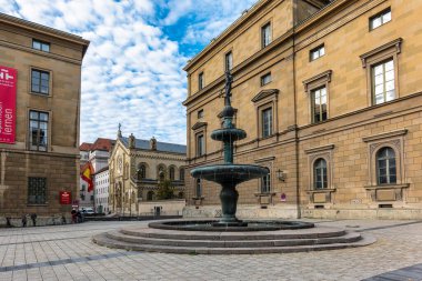 Münih, Almanya - 14 Ekim 2024: Avrupa 'da Münih, Almanya' da Marstallplatz yakınlarında Kronprinz-Rupprecht-Brunnen Çeşmesi