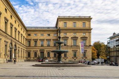 Münih, Almanya - 14 Ekim 2024: Avrupa 'da Münih, Almanya' da Marstallplatz yakınlarında Kronprinz-Rupprecht-Brunnen Çeşmesi