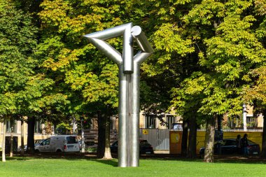 Münih, Almanya - 14 Ekim 2024: Pinakotheken Müzesi 'ndeki heykel parkı, Münih, Almanya