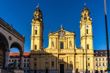 Münih, Almanya - 06 Kasım 2024: St. Cajetan Tiyatro Kilisesi - Münih 'te bir Katolik kilisesi olan Theatinerkirche St. Kajetan, seçmen Ferdinand Maria ve eşi tarafından kuruldu.