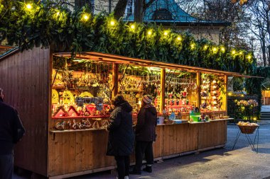 Münih, Almanya - 23 Kasım 2023: Münih 'teki Çin Kulesi' nde Noel pazarı, Bavyera, Avrupa 'daki Almanya
