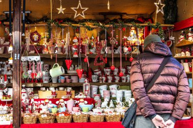 Münih, Almanya - 18 Aralık 2023: Münih, Bavyera, Almanya 'da Neuhauser caddesinde Noel pazarı
