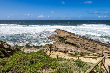 Portekiz, Lizbon yakınlarındaki Ericeira köyündeki Praia da Empa Plajı manzarası