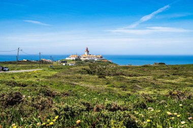 Cabo da Roca 'daki deniz feneri - Roca Burnu, Sintra Dağları' nın en batı noktası ve Portekiz 'deki Avrupa