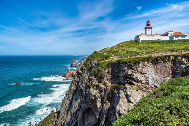 Cabo da Roca 'daki deniz feneri - Roca Burnu, Sintra Dağları' nın en batı noktası ve Portekiz 'deki Avrupa
