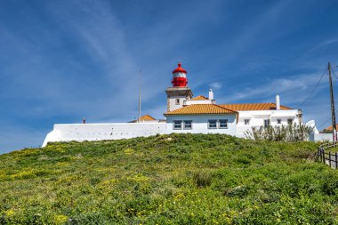 Cabo da Roca 'daki deniz feneri - Roca Burnu, Sintra Dağları' nın en batı noktası ve Portekiz 'deki Avrupa