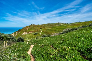 Cabo da Roca 'nın kayalık uçurumlarında yürüyüş yapan Roca Cape, Portekiz' in Atlantik kıyısında Avrupa 'da