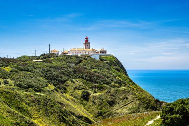 Cabo da Roca 'daki deniz feneri - Roca Burnu, Sintra Dağları' nın en batı noktası ve Portekiz 'deki Avrupa