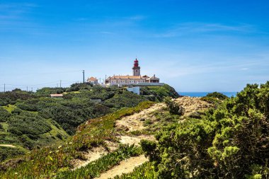 Cabo da Roca 'daki deniz feneri - Roca Burnu, Sintra Dağları' nın en batı noktası ve Portekiz 'deki Avrupa