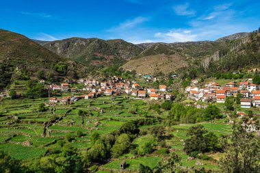 Portekiz 'deki Peneda Geres Ulusal Parkı' ndaki geleneksel tarımsal ve teraslı tarlalarıyla küçük Roucas köyü manzarası