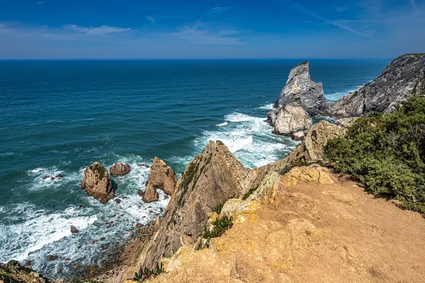 Praia Da Ursa 'nın Atlantik kıyısındaki Cabo Da Roca yakınlarındaki Ursa Sahili, Sintra, Portekiz