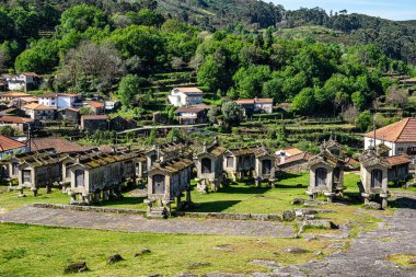 Portekiz 'in kuzeyindeki Lindoso, Peneda Ulusal Parkı' ndaki espigueiros adlı toplumsal tahıl ambarlarının manzarası