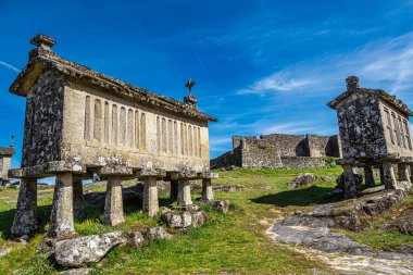 Portekiz 'in kuzeyindeki Lindoso, Peneda Ulusal Parkı' ndaki espigueiros adlı toplumsal tahıl ambarlarının manzarası