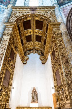 Tomar, Portekiz - 12 Mart 2024: İsa Manastırı 'nın Charola' sı, görkemli Tapınak Şövalyeleri mimarisi, yuvarlak kilise sunağı, tablolar ve çok tuhaf süsler, Tomar Portekiz