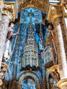 Tomar, Portekiz - 12 Mart 2024: İsa Manastırı 'nın Charola' sı, görkemli Tapınak Şövalyeleri mimarisi, yuvarlak kilise sunağı, tablolar ve çok tuhaf süsler, Tomar Portekiz