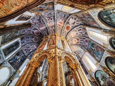 Tomar, Portekiz - 12 Mart 2024: İsa Manastırı 'nın Charola' sı, görkemli Tapınak Şövalyeleri mimarisi, yuvarlak kilise sunağı, tablolar ve çok tuhaf süsler, Tomar Portekiz