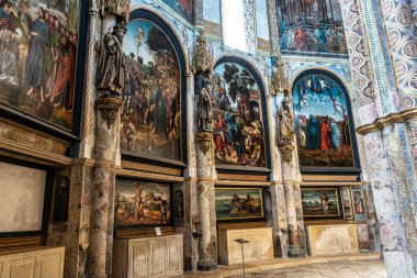 Tomar, Portekiz - 12 Mart 2024: İsa Manastırı 'nın Charola' sı, görkemli Tapınak Şövalyeleri mimarisi, yuvarlak kilise sunağı, tablolar ve çok tuhaf süsler, Tomar Portekiz