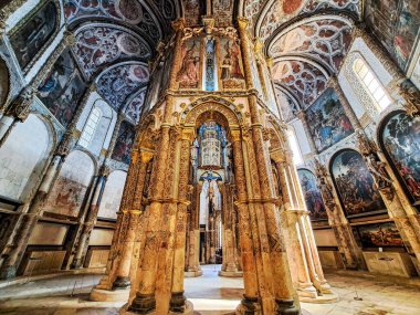 Tomar, Portekiz - 12 Mart 2024: İsa Manastırı 'nın Charola' sı, görkemli Tapınak Şövalyeleri mimarisi, yuvarlak kilise sunağı, tablolar ve çok tuhaf süsler, Tomar Portekiz