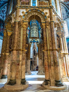 Tomar, Portekiz - 12 Mart 2024: İsa Manastırı 'nın Charola' sı, görkemli Tapınak Şövalyeleri mimarisi, yuvarlak kilise sunağı, tablolar ve çok tuhaf süsler, Tomar Portekiz