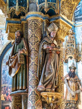 Tomar, Portekiz - 12 Mart 2024: İsa Manastırı 'nın Charola' sı, görkemli Tapınak Şövalyeleri mimarisi, yuvarlak kilise sunağı, tablolar ve çok tuhaf süsler, Tomar Portekiz