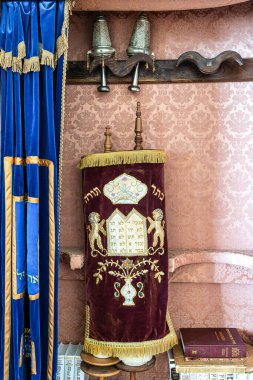 Tomar, Portekiz - 12 Aralık 2024: Portekiz 'deki Tomar Sinagogu' nun İçi. Eski ibadet yeri, şimdi Luso-İbrani Müzesi Abraham Zacuto, detaylar ve nesneler tarihi ve dini belgeler