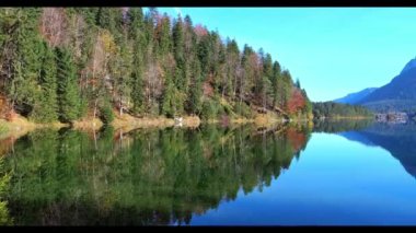 Eibsee Gölü 'nde sonbahar renkleri. Alman Alp Dağları Garmisch-Partenkirchen, Bavyera Alpleri, Almanya, Avrupa