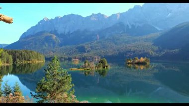 Eibsee Gölü 'nde sonbahar renkleri. Alman Alp Dağları Garmisch-Partenkirchen, Bavyera Alpleri, Almanya, Avrupa