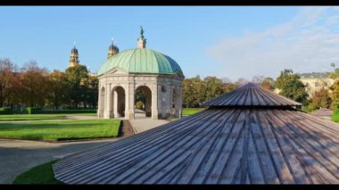 Dianatempel ve Münih 'teki Theatine Kilisesi ile Hofgarten Park' ın sonbahar manzarası. Diana Pavyonu ve Münih ve Odeonsplatz 'ın bitişiğindeki Hofgarten arazisi..
