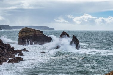 Okyanus manzarası ve mavi gökyüzü, Aljezur 'da Pontal da Carrapateira, Portekiz' de Algarve.