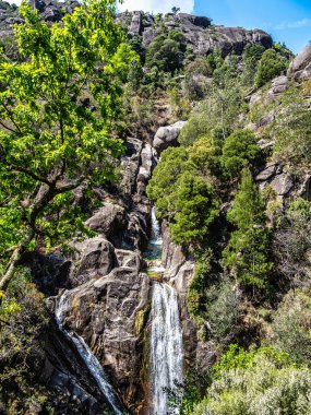 Güzel Arado Şelalesi, Cascata do Arado Kuzey Portekiz 'deki Peneda Geres Ulusal Parkı' nda.