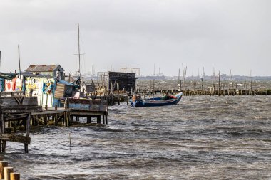 Portekiz, Carrasqueira 'da geleneksel balıkçılar ahşap döverler. Carrasqueira, Alcacer do Sal, Setubal, Portekiz 'deki Sado Nehri kıyısındaki Stilt Piers veya Cais Palafitico