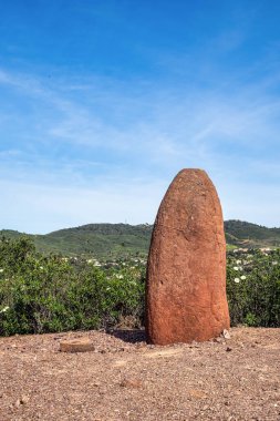 Portekiz, Algarve 'deki Vale Fuzeiros yakınlarındaki kuru tepelerde M.Ö. 6000-4500 yıllarından kalma Sandstone Menir. Circuito Arqueologico da Vilarinha